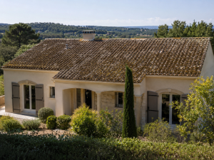 Nettoyage de Toiture à Marseille avant nettoyage toiture marseille tuiles sales